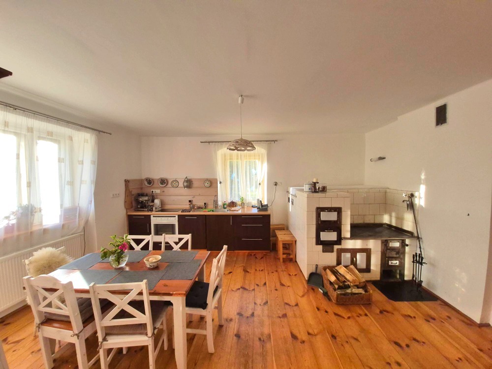Ubytování Žíšov - kuchyně s jídelnou a krbem